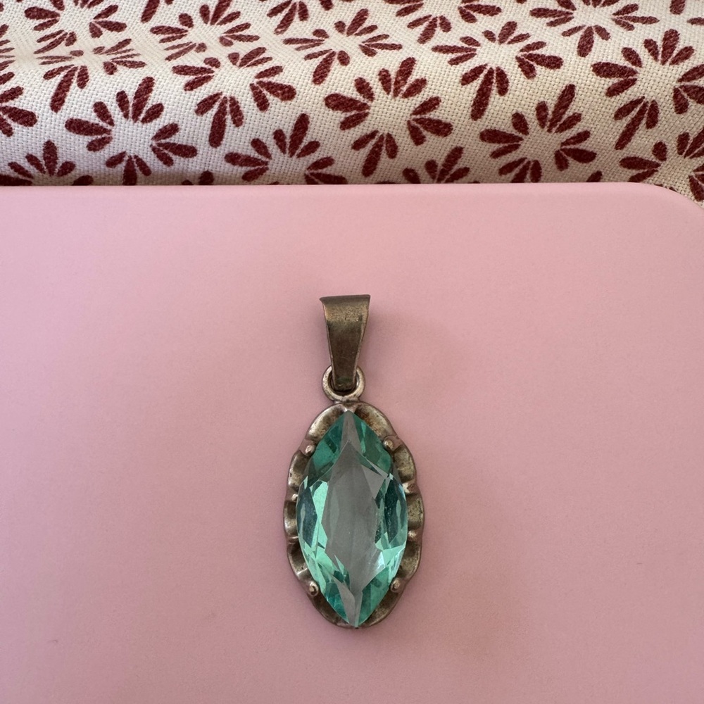 Elegant Silver Pendant with Aqua Gemstone